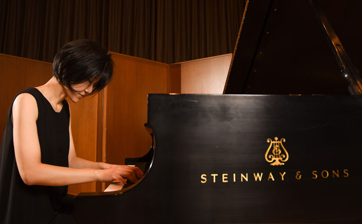 Photo of Sungeun Kim playing Steinway